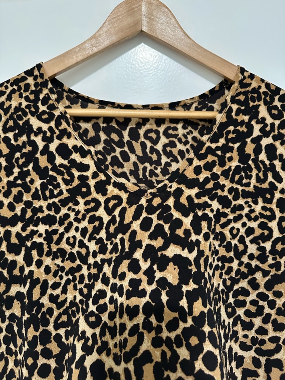 Leopard Print V-Neck Tie-Hem Blouse in Tan & Black Women’s Size Medium - Picture 5 of 7